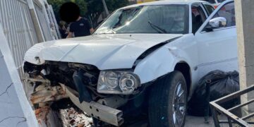 Accidente en Prados del Sol: Automóvil se estrella contra vivienda, dejando un herido
