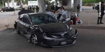 Choca patrulla de militares contra auto en Culiacán
