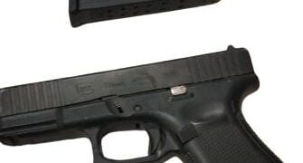 Policías Estatales y Municipales aseguran a un civil armado en el primer cuadro de Culiacán