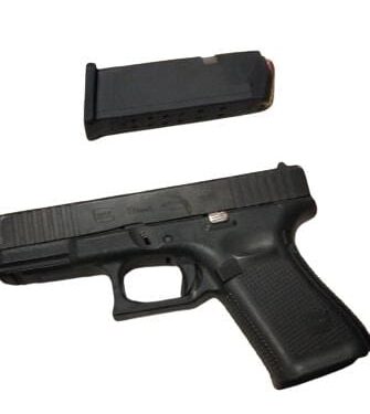 Policías Estatales y Municipales aseguran a un civil armado en el primer cuadro de Culiacán