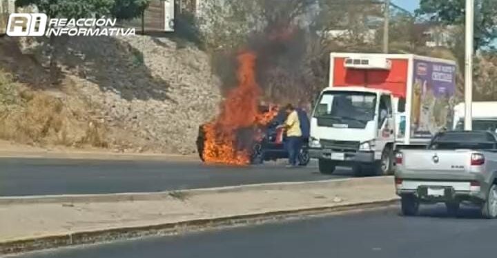 Camioneta se quema al sur de Culiacán