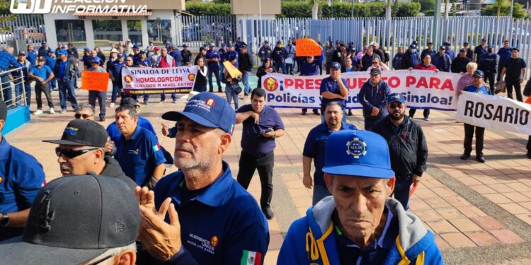 Se manifiestan policías y viudas de policías en el Congreso del Estado