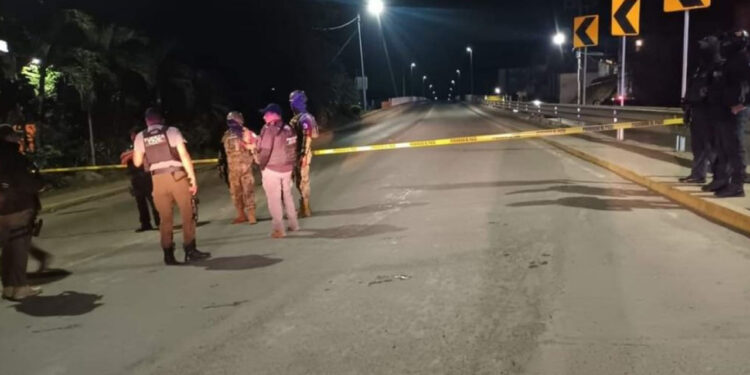 Autoridades de Veracruz hallan restos humanos en dos vehículos abandonados sobre un puente en Tuxpan