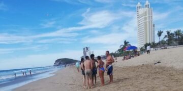 Elementos de la Policía Acuática rescatan a cinco personas que eran jaladas por el mar