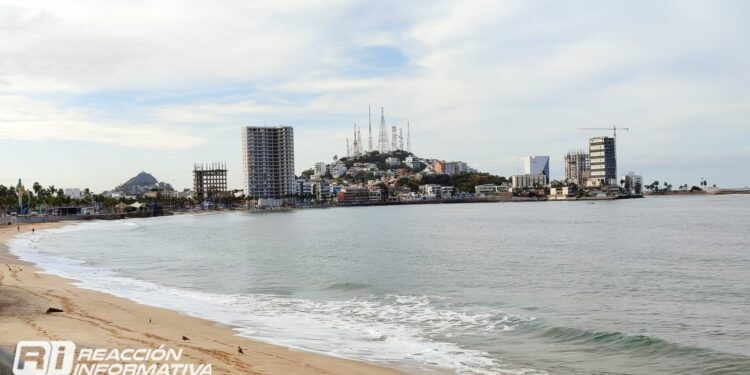 Domingo cálido con cielo cubierto en Mazatlán
