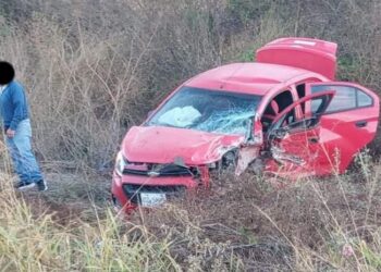 Dos personas lesionadas en encontronazo de vehículos por invasión de carril en la Internacional México 15