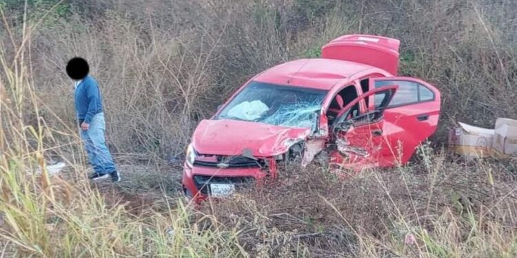 Dos personas lesionadas en encontronazo de vehículos por invasión de carril en la Internacional México 15