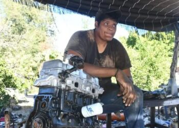 ‘Chikilín’ un hombre de 2.30 metros de Sinaloa pide ayuda para conseguir ropa invernal