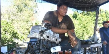 ‘Chikilín’ un hombre de 2.30 metros de Sinaloa pide ayuda para conseguir ropa invernal