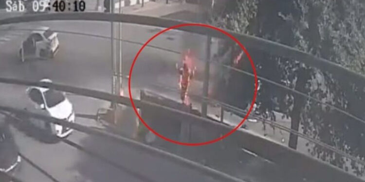 IMÁGENES FUERTES: hombre envuelto en llamas escapa de un brutal choque en Nuevo León