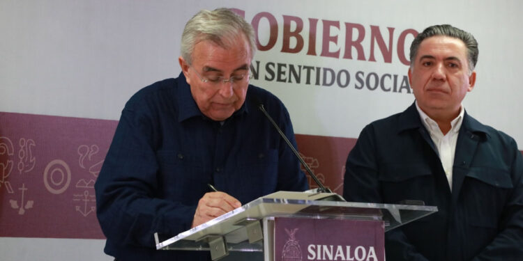 Rubén Rocha firma la iniciativa de Ley Reglamentaria para aplicar la Revocación de Mandato