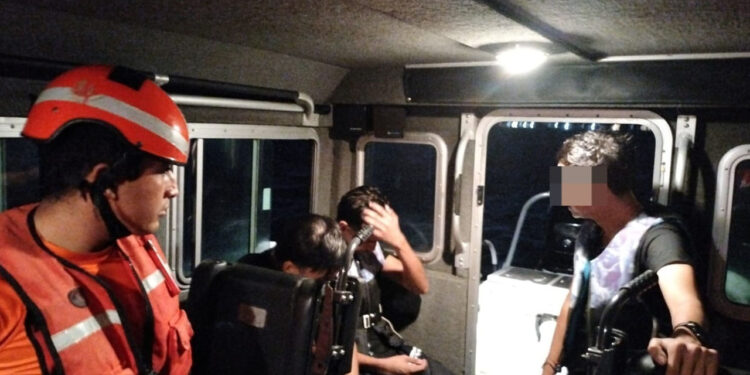 Personal naval rescata a tres tripulantes que se encontraban a la deriva, en Sinaloa
