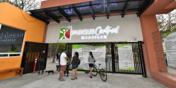 Parque Central admite mascotas: Servicios Públicos