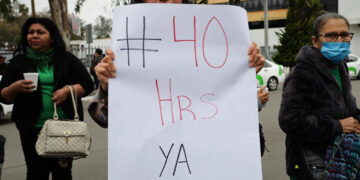 AMLO pide discutir con los empresarios la reducción de la jornada laboral