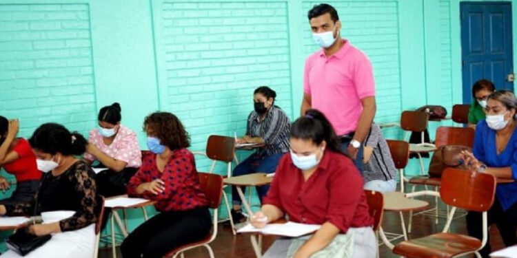 Los maestros de México no ganarán menos de 16 mil pesos al mes, si esta iniciativa de AMLO se aprueba