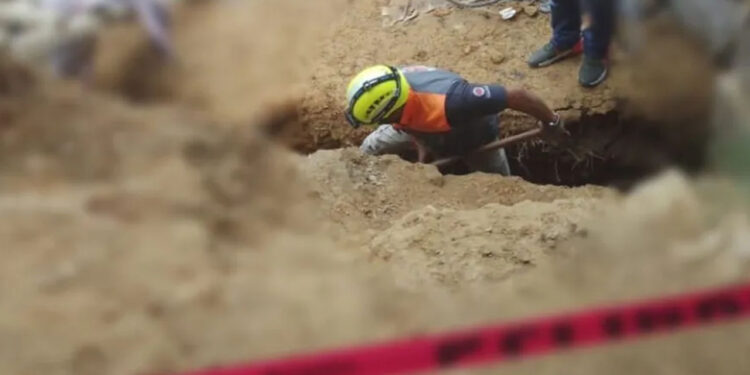 Albañil de 71 años muere al tropezar y enterrarse una varilla en construcción de Durango