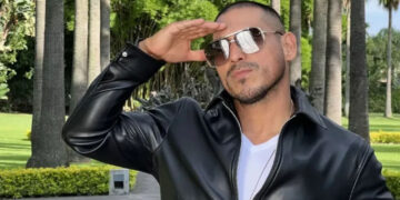 Video de fan intentando besar a Espinoza Paz se viraliza y la llaman “acosadora”