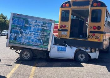 Camión con jornaleros protagoniza choque en la Cruz de Elota