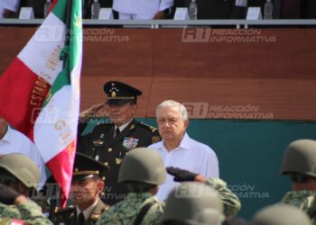AMLO conmemora en Mazatlán el Día de la Bandera