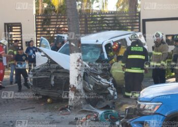 Fuerte choque deja a dos personas lesionadas, una de ellas quedó prensada; los hechos ocurrieron en la zona de Cerritos, al norte de Mazatlán
