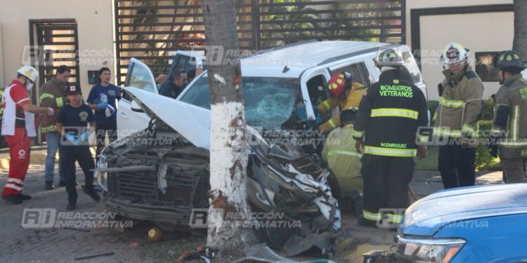 Fuerte choque deja a dos personas lesionadas, una de ellas quedó prensada; los hechos ocurrieron en la zona de Cerritos, al norte de Mazatlán