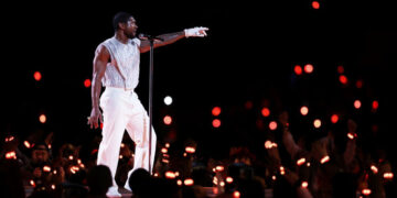 Usher y su fallido tributo a Michael Jackson en el Super Bowl LVIII; en redes lo llaman Walter Mercado