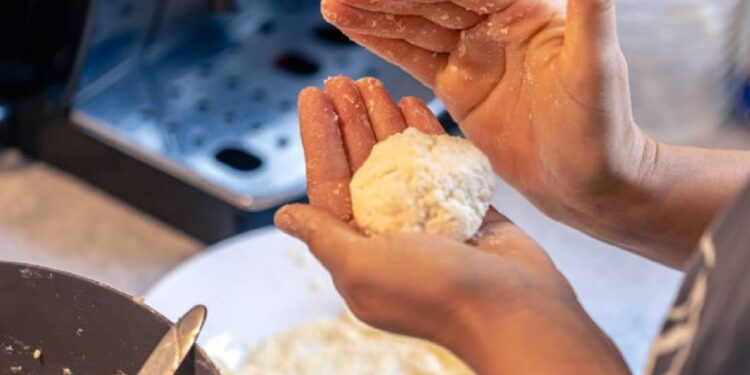 Abuela mata con buñuelos a su familia al confundir la leche con químicos