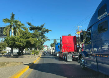 Se manifiestan transportistas por las calles de Mazatlán
