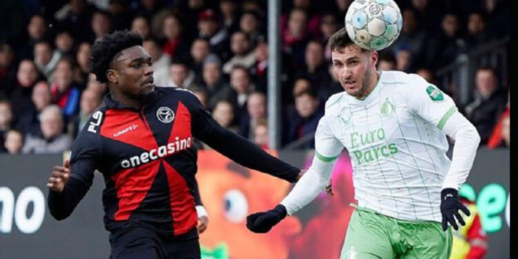 Santiago Giménez liga cinco partidos sin gol en Eredivisie