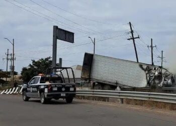 Se incendia tráiler sobre la carretera a Costa Rica-Eldorado, Culiacán
