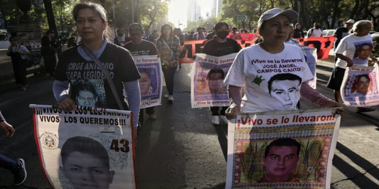 Caso Ayotzinapa: giran nuevas órdenes de aprehensión contra militares; 3 se entregan voluntariamente