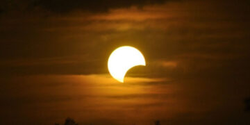 Eclipse Solar 2024: estos son los artefactos que NO debes usar para ver este fenómeno astronómico