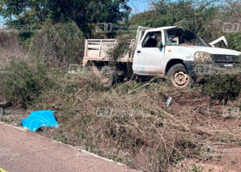 Hombre muere al volcar camioneta y salir expulsado por el parabrisas cerca de Higueras de El Conchi