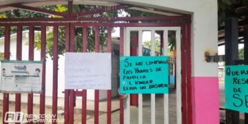 Se manifiestan padres de familia contra la SEPyC en la Casa Redonda