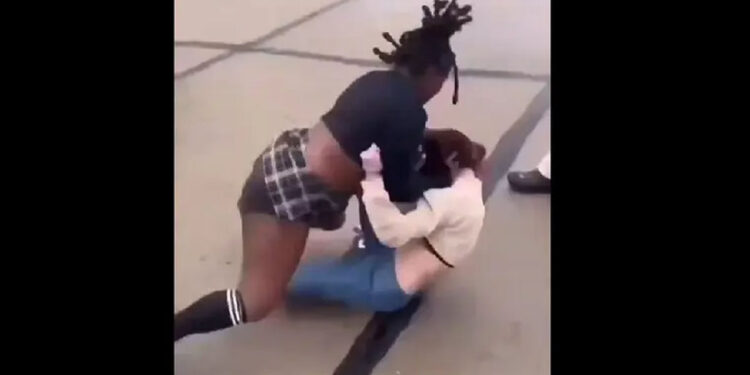 Adolescente golpea la cabeza de otra contra el suelo; buscan juzgarla como adulta