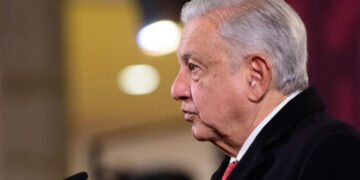 AMLO rechaza acusación de Ricardo Salinas Pliego sobre presunto robo de 400 mmdp a Pensión para el Bienestar