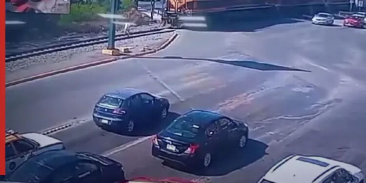 VIDEO: Así fue el accidente en que una mujer murió arrollada por el tren en Escobedo, NL; traía audífonos