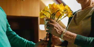 ¿Qué significa regalar flores amarillas y por qué se dan cada 21 de marzo?