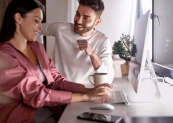 ¿Se puede tener pareja en el ‘jale’? Esto dice la Ley Federal del Trabajo