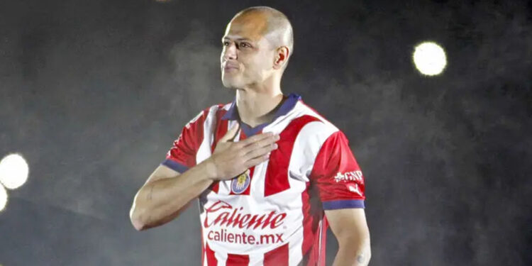 El cuerpo manda y la lesión de rodilla de Chicharito, también