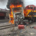 Conductor de tráiler sobrevive tras ser embestido por un tren al que intentó ganarle el paso