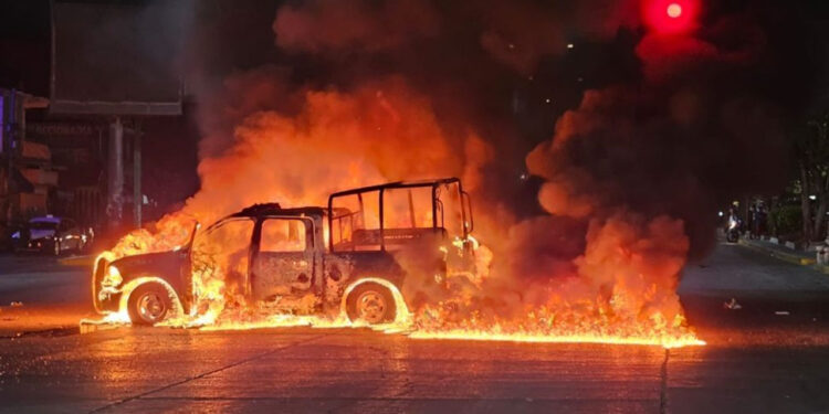 Policías de Guerrero matan a un normalista de Ayotzinapa y sus compañeros queman dos patrullas en protesta