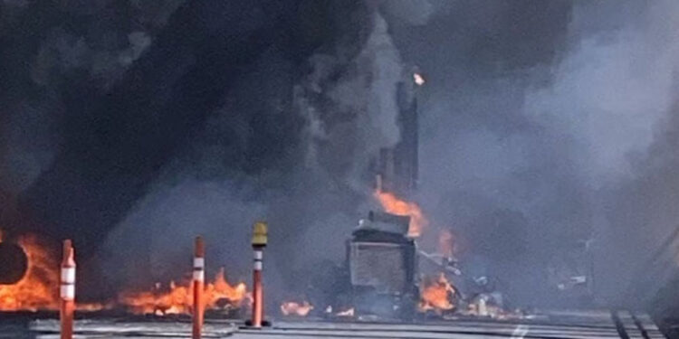 Pipa con combustible se incendia tras chocar contra varios vehículos en la autopista Siglo XXI