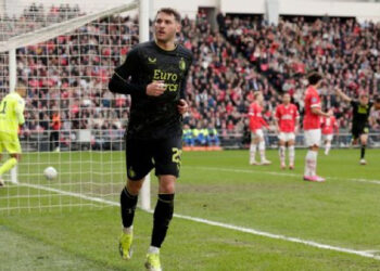 Santiago Giménez rompe mala racha y se reencuentra con gol