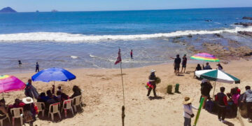 Prevalece alerta preventiva en playas de Mazatlán por condiciones climáticas