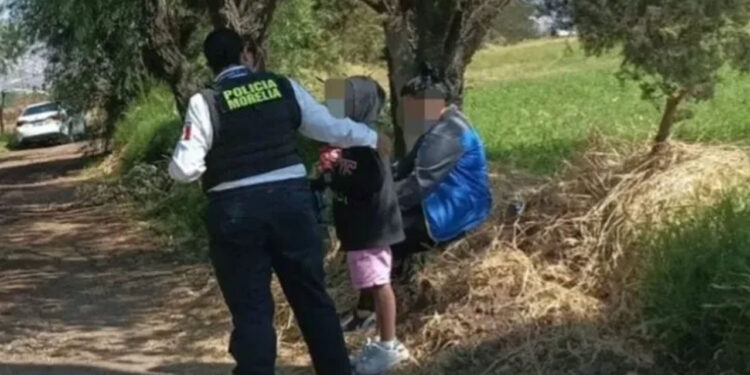Mamá le Venda los Ojos a su Hija para “Jugar” y Aprovecha para Abandonarla