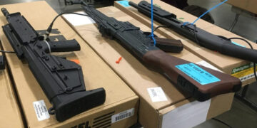 Detienen en Texas a cinco hombres acusados de comprar más de cien armas para un cártel de Tamaulipas