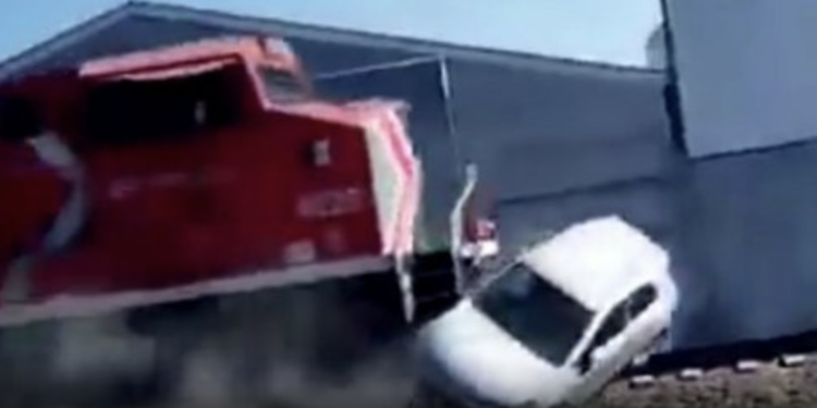 VIDEO: Intenta ganarle el paso al tren y vive de milagro