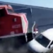 VIDEO: Intenta ganarle el paso al tren y vive de milagro