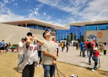 “Quedará en nuestros recuerdos”: culiacanenses admiran Eclipse Solar